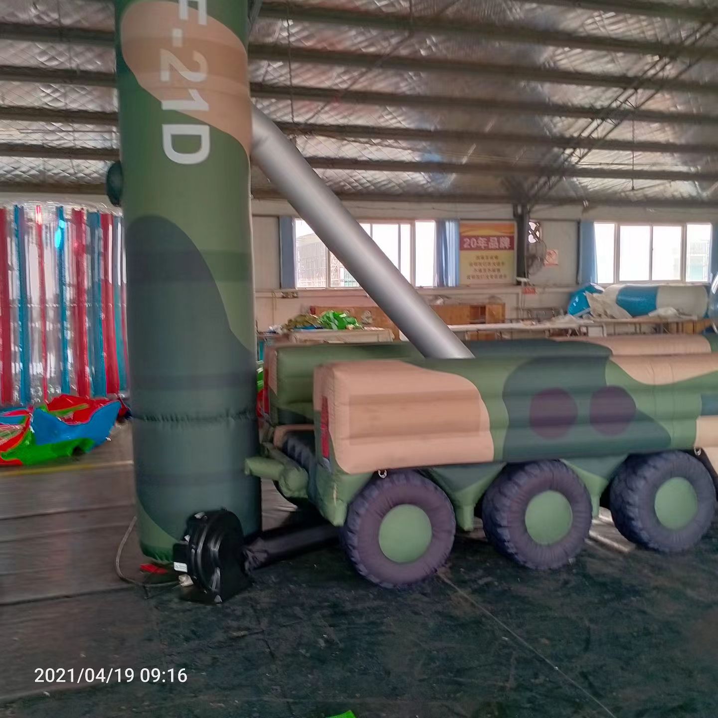 伊犁哈萨克军事演习中的充气目标车辆：模拟发射车雷达车坦克飞机